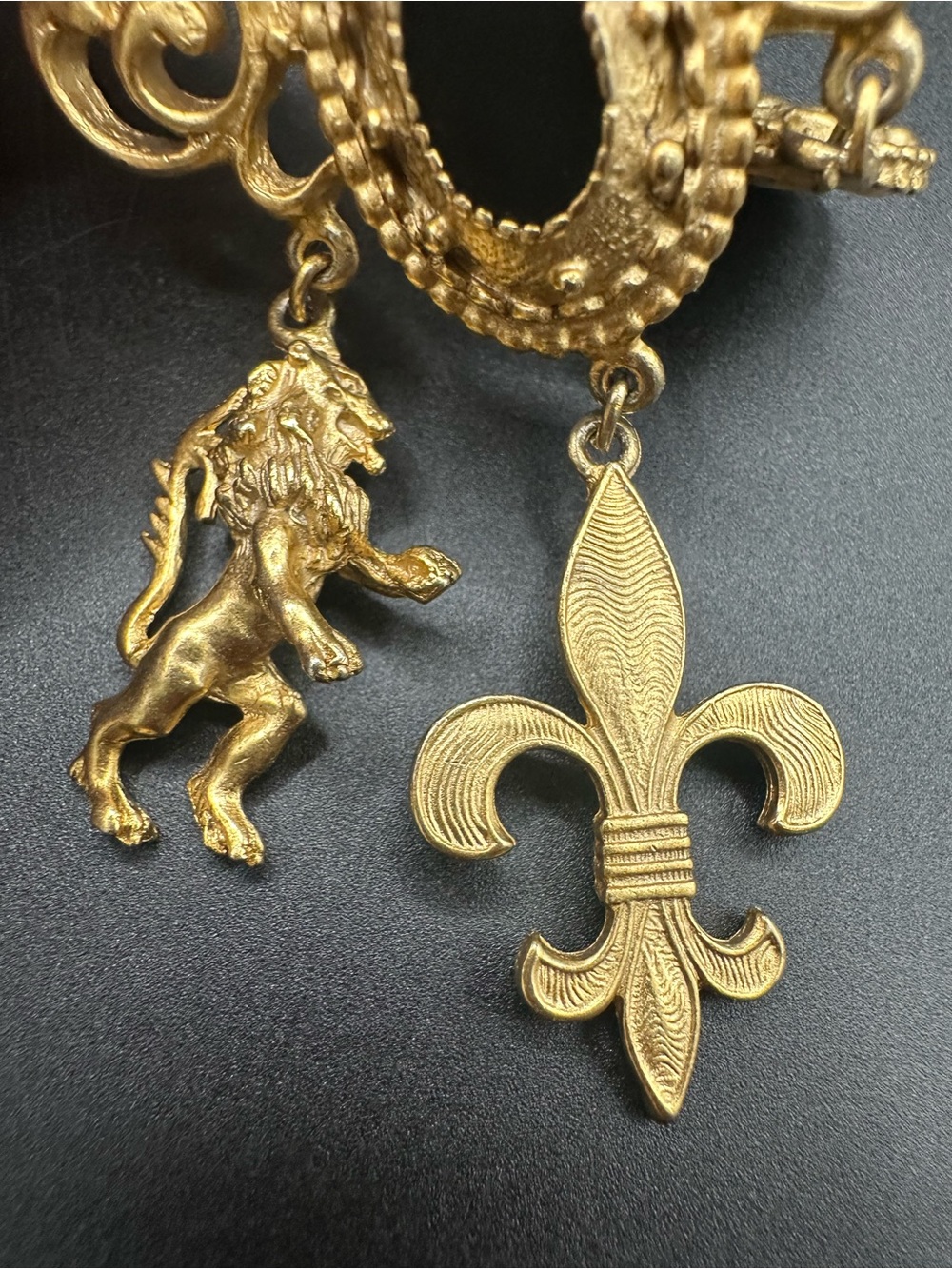 Vintage Heraldic Charm Brooch Pin Gold Tone Fleur de Lis Lion Cameo Etruscan - Picture 8 of 8